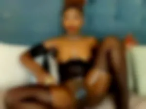 ebony_petitee