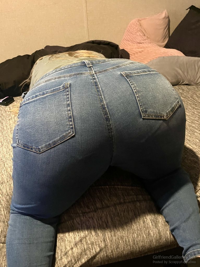 Soccer Mom in jeans has a huge ass underneath!