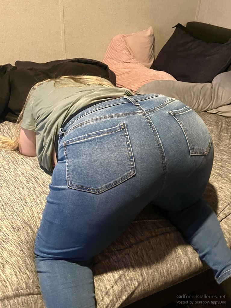 Soccer Mom in jeans has a huge ass underneath!