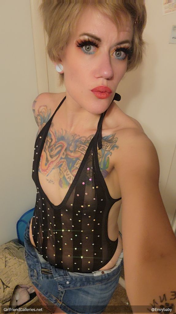 Petite tattooed milf shinin' like a diamond 💎