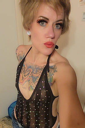 Petite tattooed milf shinin' like a diamond 💎