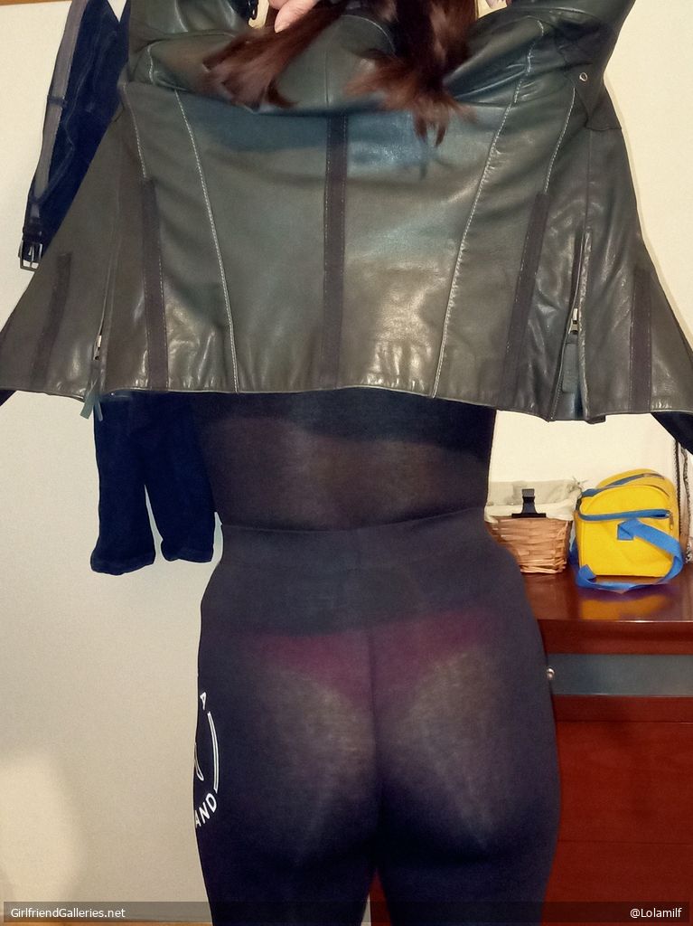 Webslut milf Lola keeping her legs opened for you!