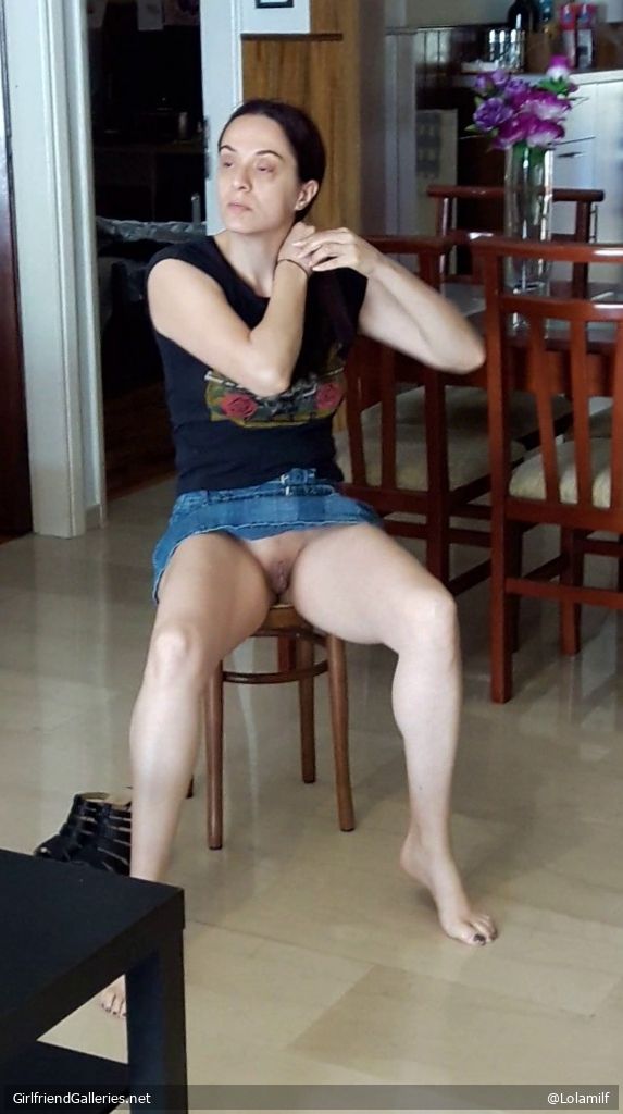 Webslut milf Lola keeping her legs opened for you!