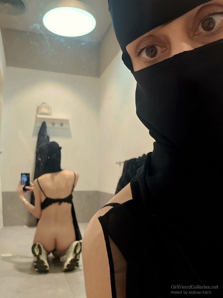 Niqab naked in change room قحبه منقبه