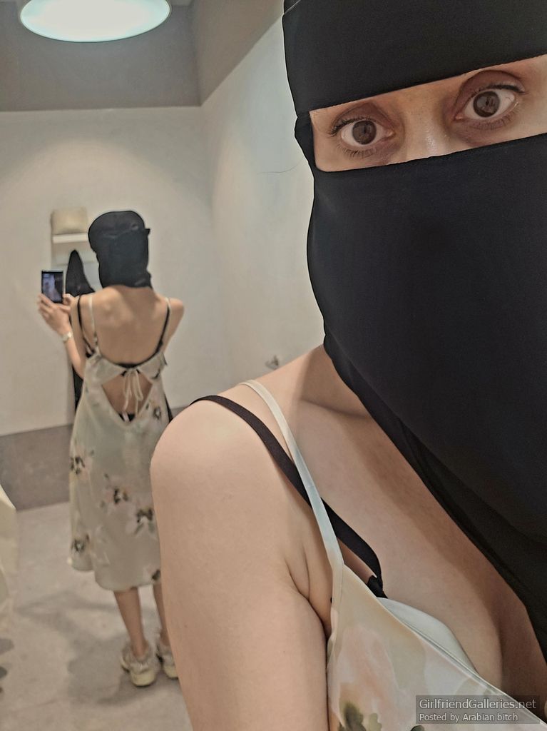 Niqab naked in change room قحبه منقبه