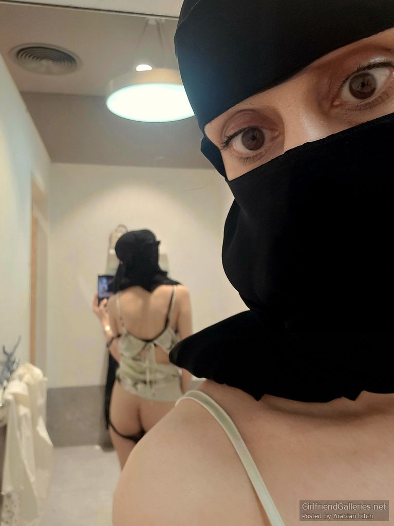 Niqab naked in change room قحبه منقبه