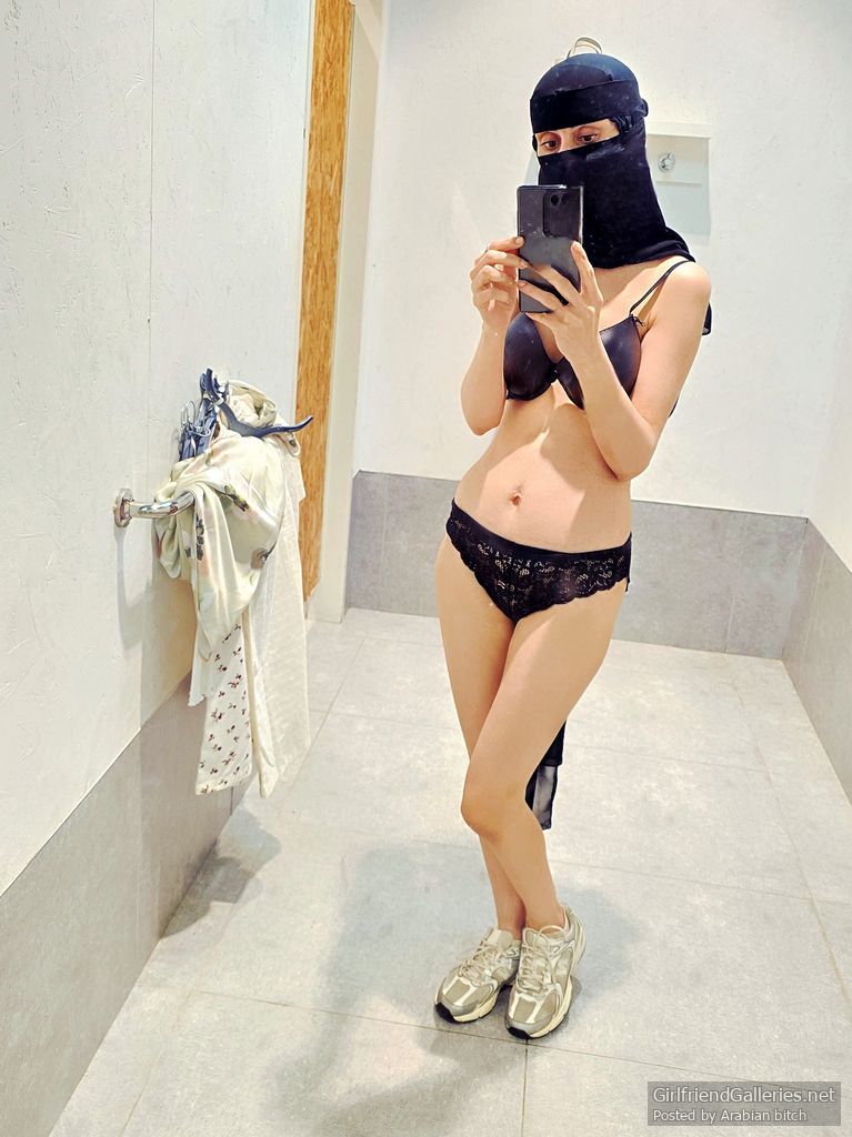 Niqab naked in change room قحبه منقبه