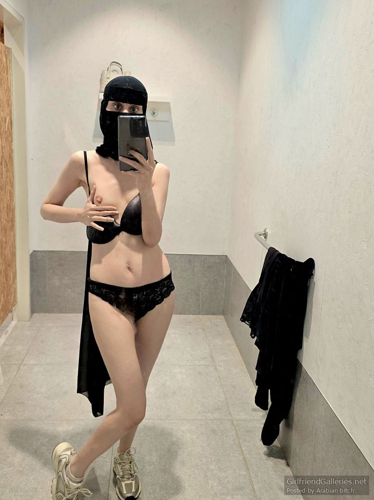 Niqab naked in change room قحبه منقبه