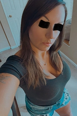 35 yr old wife loves to show her body