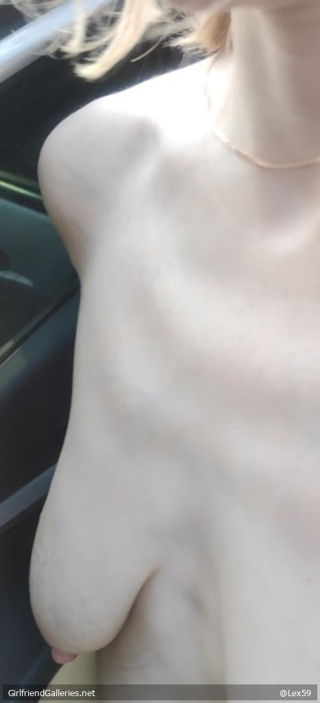 In the park, the wife showed off her sagging breasts