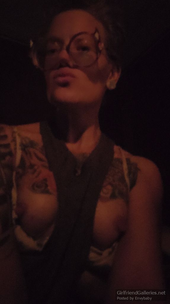 Sexy tattooed milf loves to strike a pose🥵