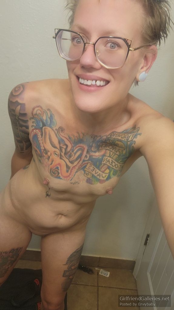 Sexy tattooed milf loves to strike a pose🥵