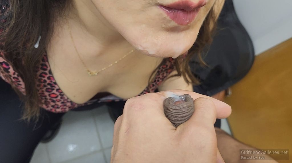 Sucking cock at the local pub