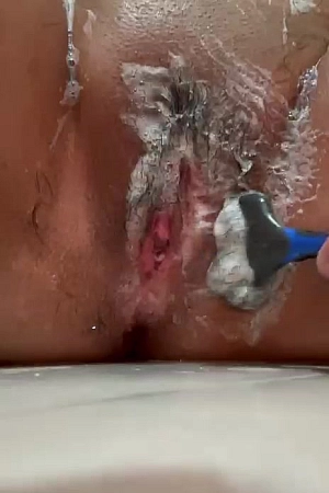 Shaving tight Asian pussy