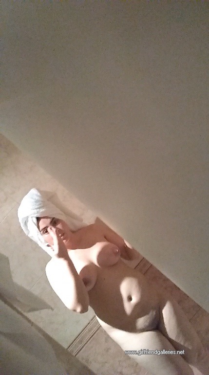 my girlfrien nude in the room