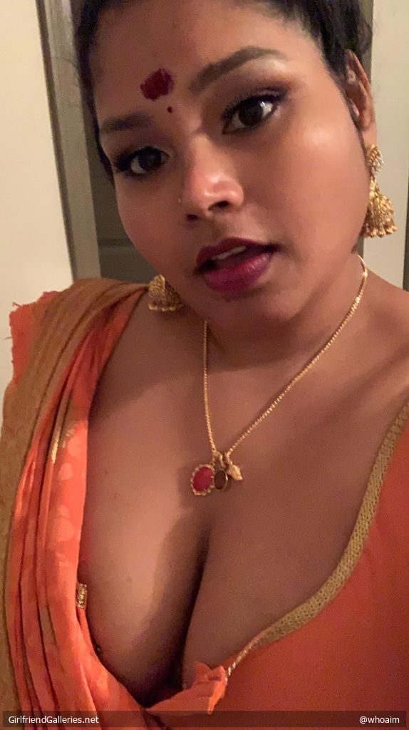 Desi girlfriend saree tease