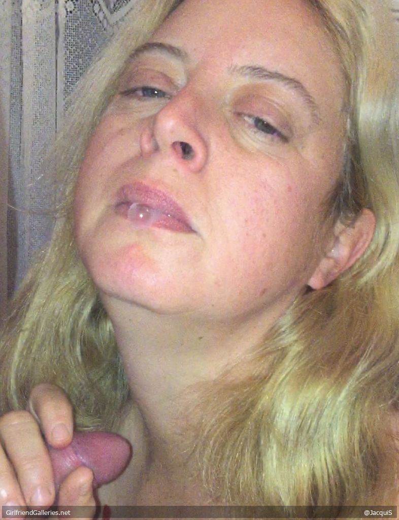Pissing and sucking cock