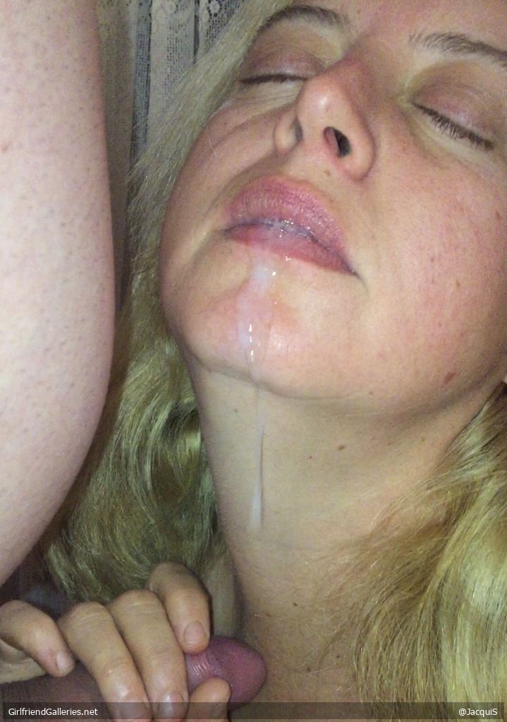 Pissing and sucking cock