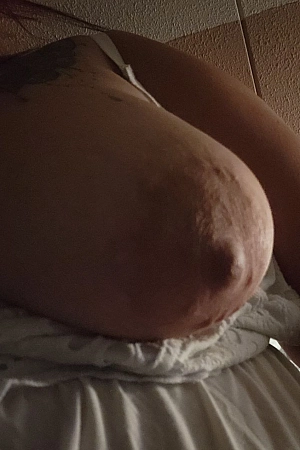 Hotwife in training. My Misshoneylips is sooooo delicious!!
