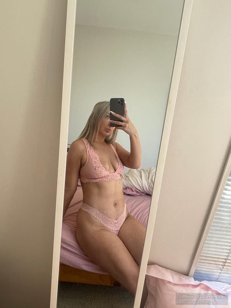 Blonde sugarbaby shows off natural body