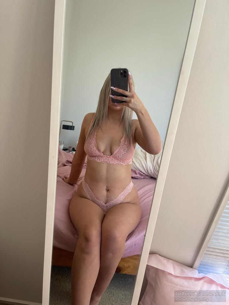 Blonde sugarbaby shows off natural body