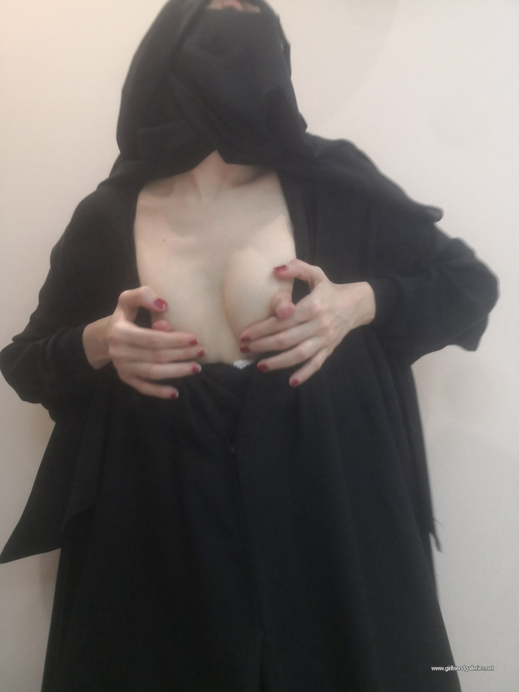 Arabian niqab bitchi قحبه منقبه شرموطه 