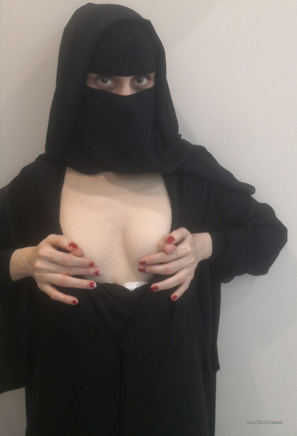 Arabian niqab bitchi قحبه منقبه شرموطه 
